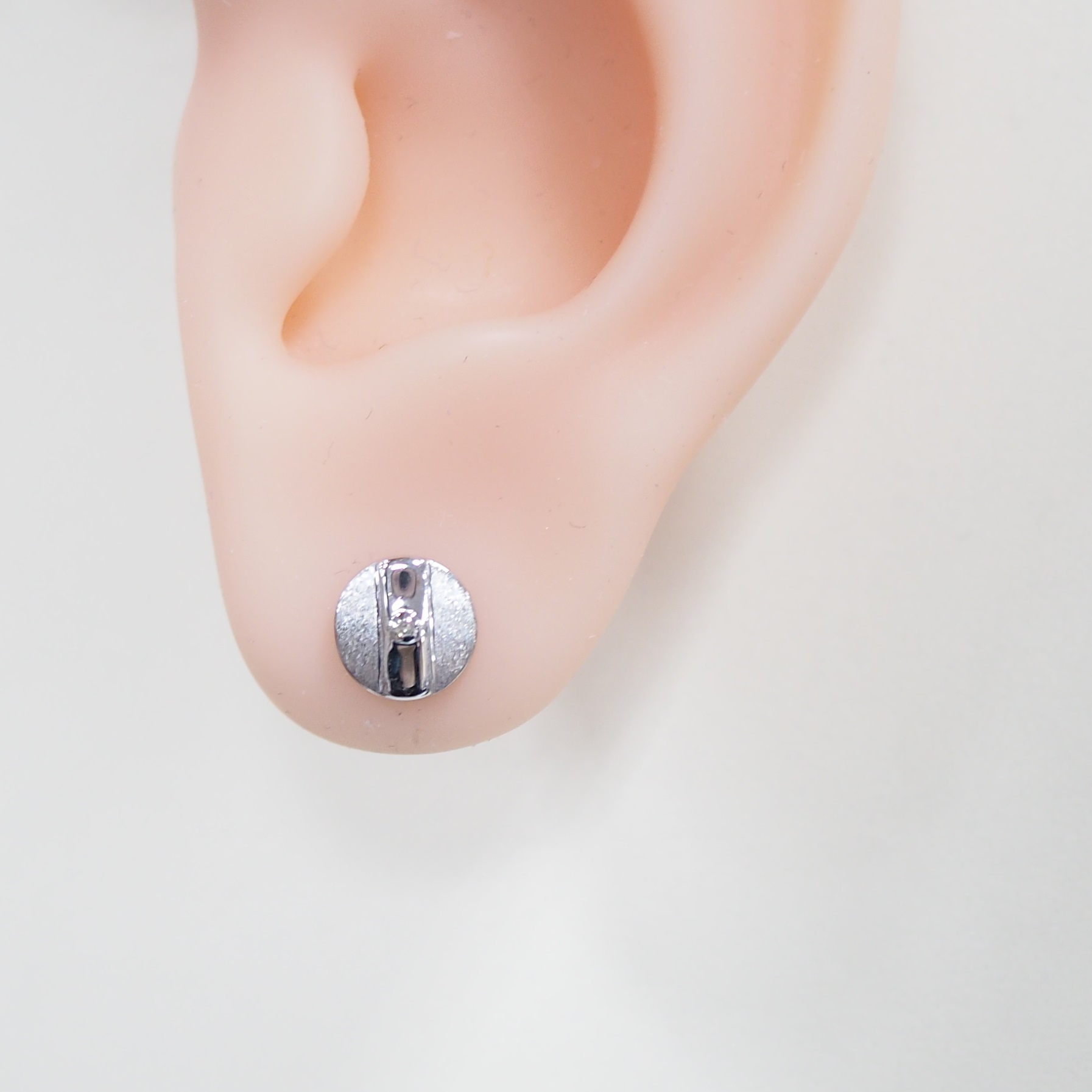 Серебряные серьги-пусеты 925 пробы; матирование; вставки 2 Бр.Кр-17 0,009 2/3A;
